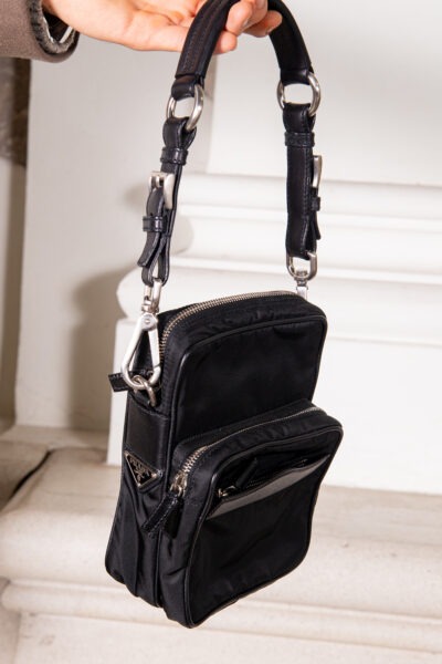 Prada Handtasche aus Re-Nylon in Schwarz und Silber