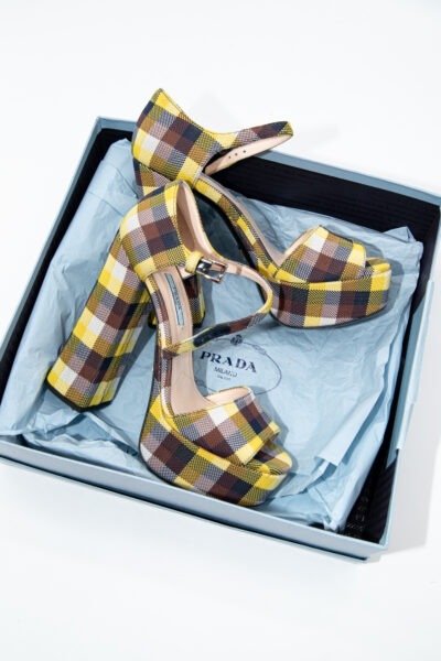 Prada Sandaletten mit Karomuster in Gelb und Braun