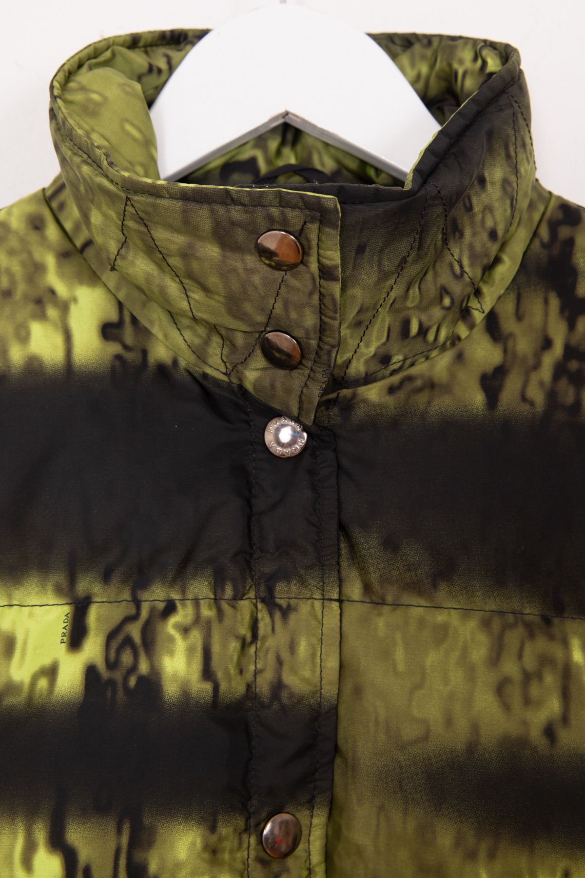 Prada Vintage Daunenjacke in Schwarz und Grün