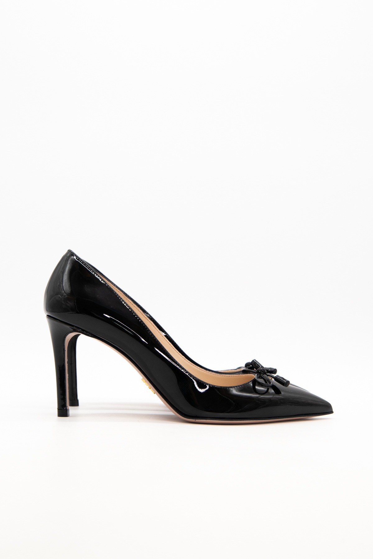 Prada Pumps aus Lackleder mit Schleife in Schwarz