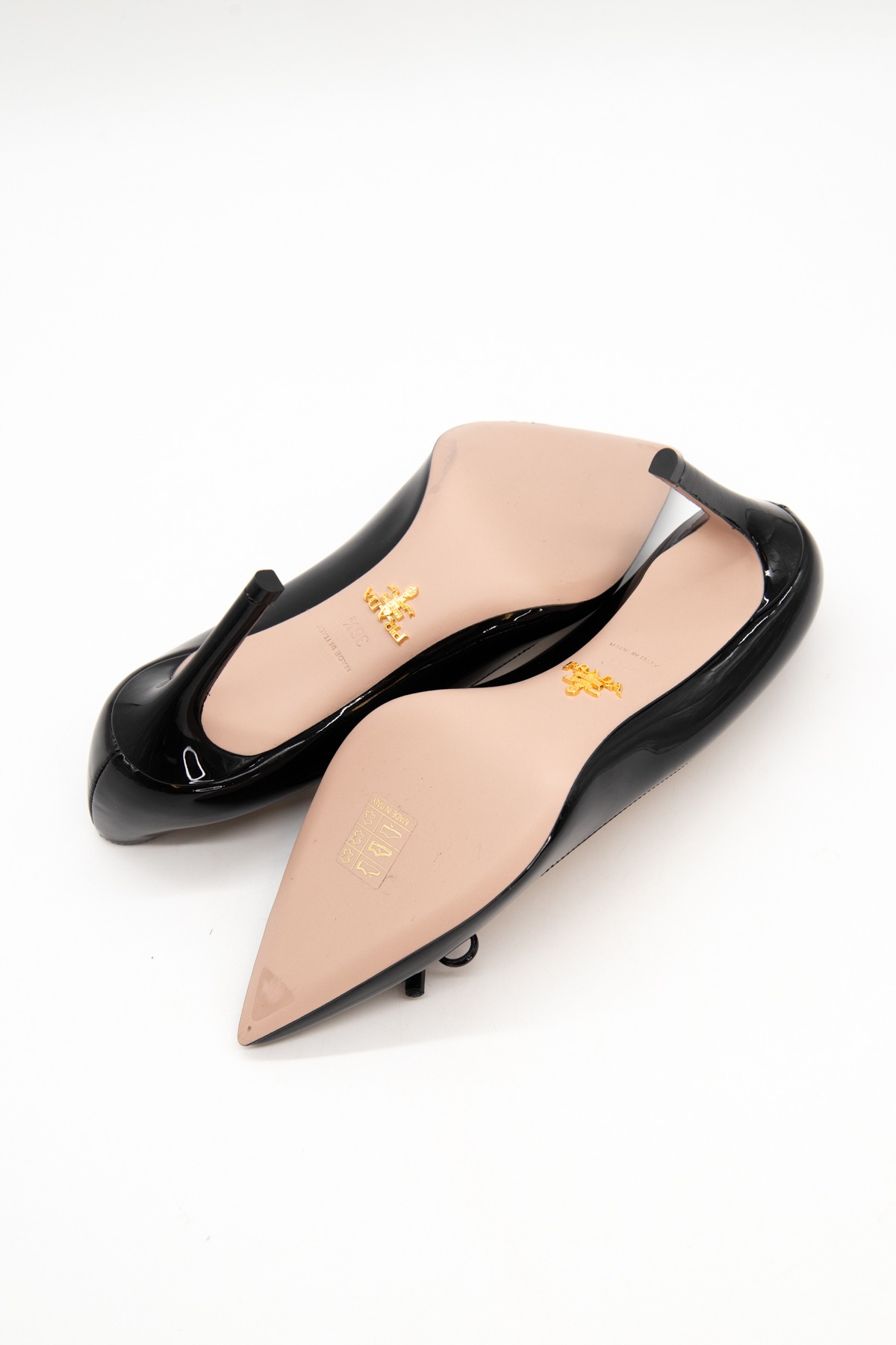 Prada Pumps aus Lackleder mit Schleife in Schwarz