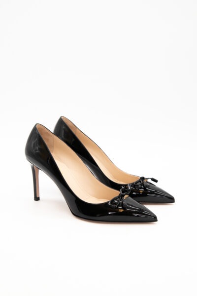 Prada Pumps aus Lackleder mit Schleife in Schwarz
