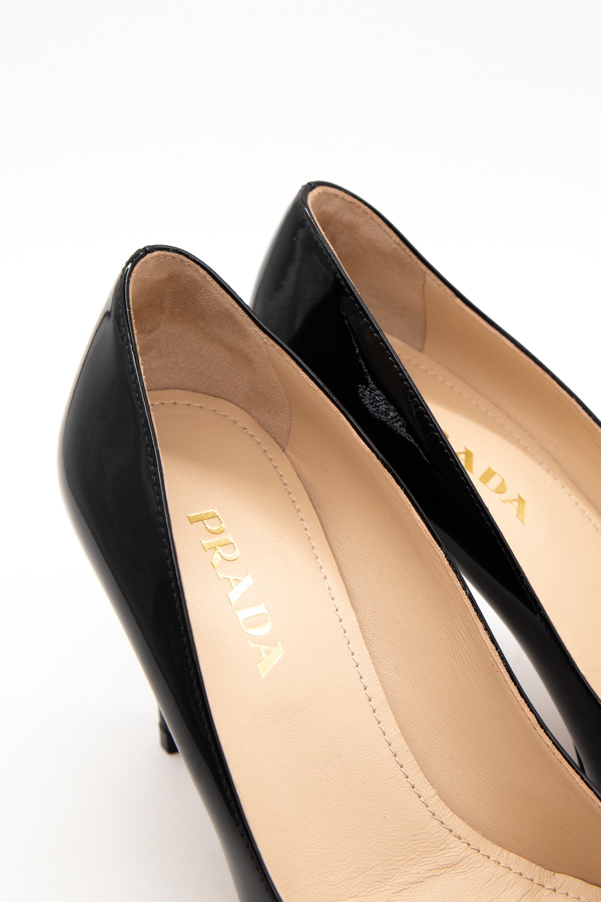 Prada Pumps aus Lackleder mit Schleife in Schwarz