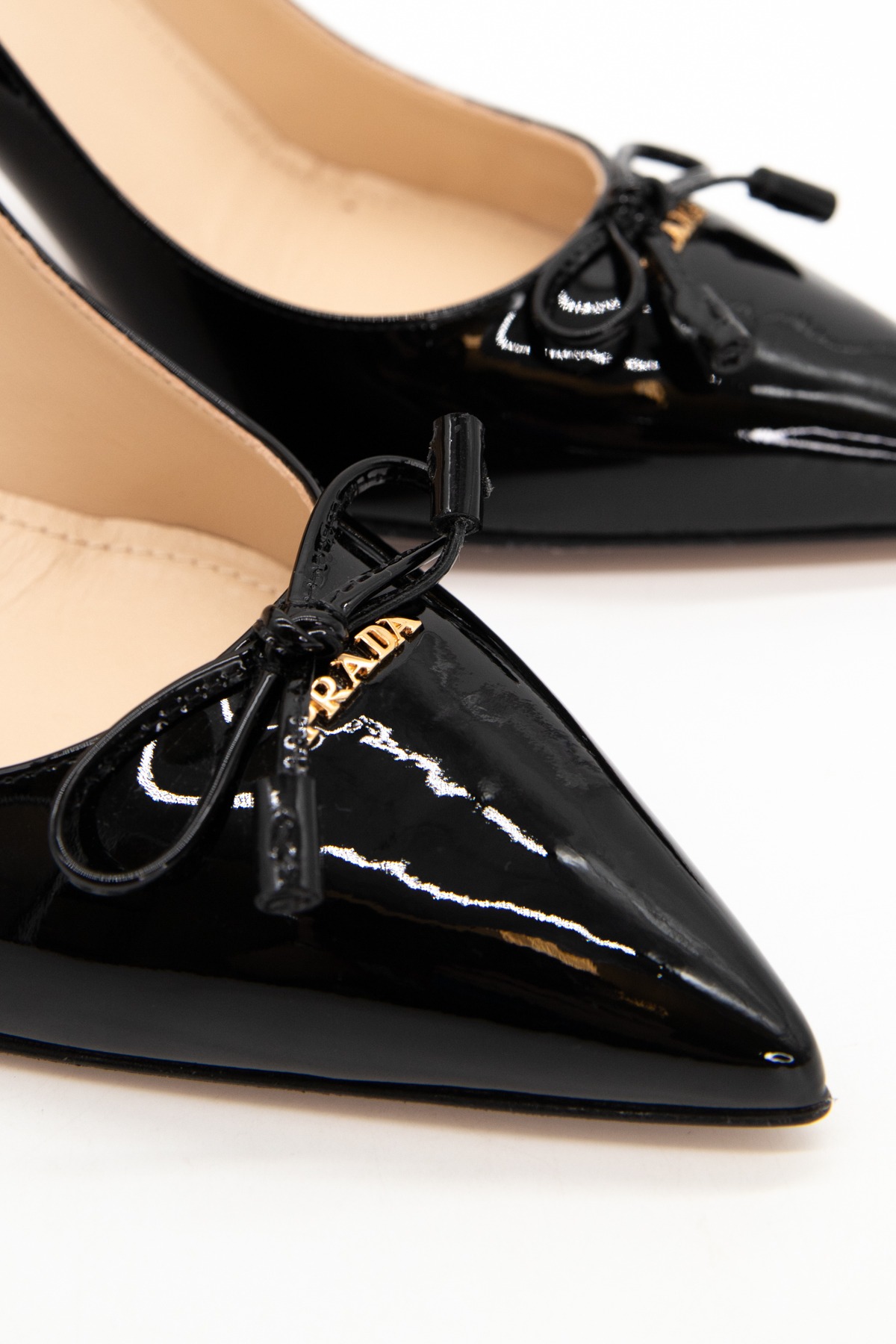 Prada Pumps aus Lackleder mit Schleife in Schwarz