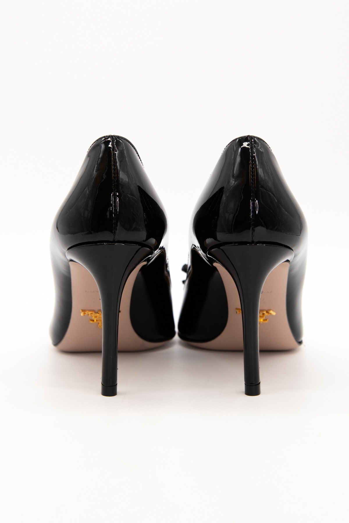 Prada Pumps aus Lackleder mit Schleife in Schwarz