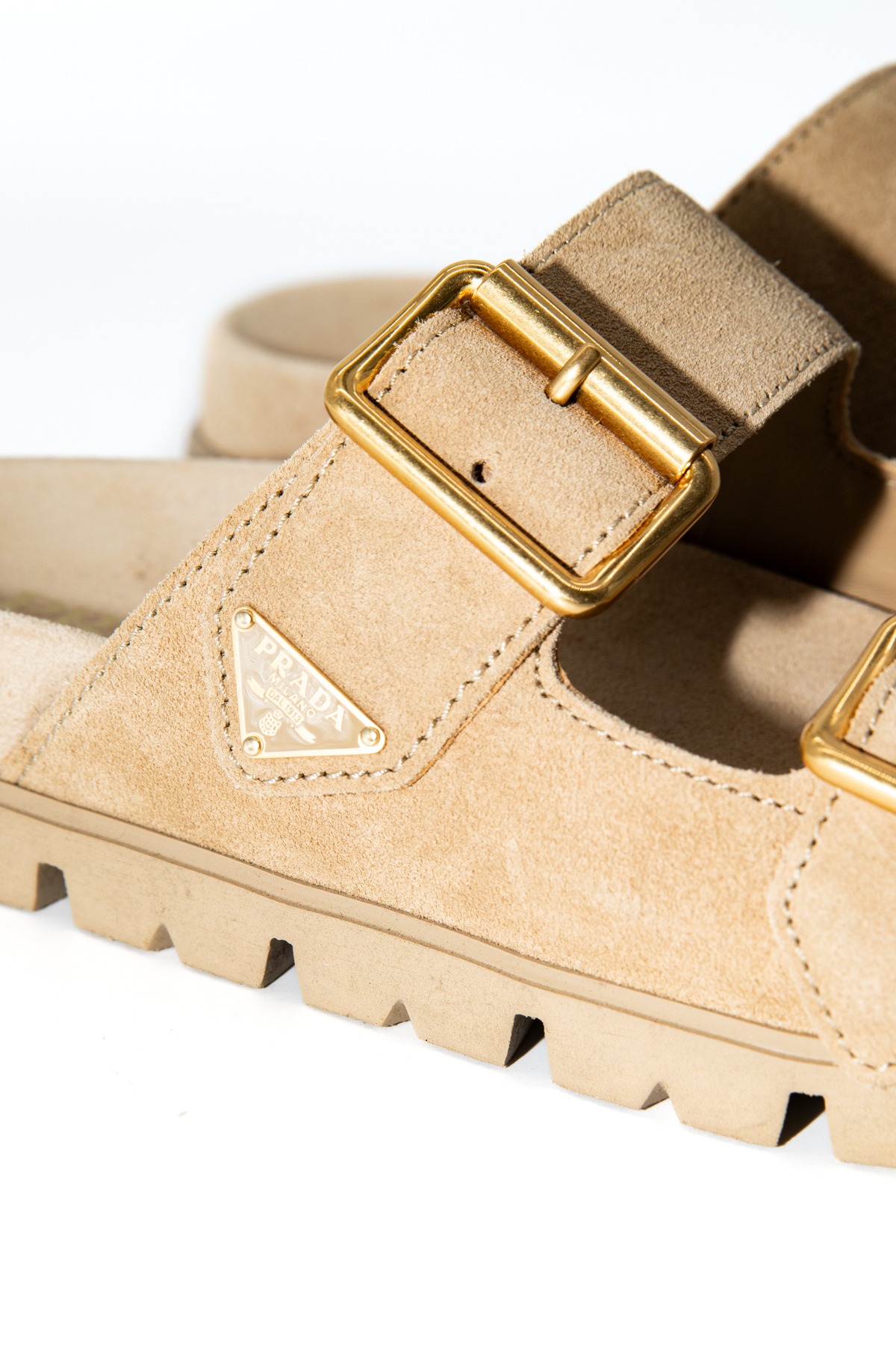 Prada Sandalen aus Veloursleder in Beige und Gold