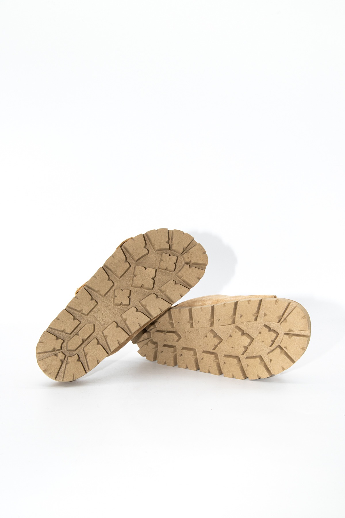 Prada Sandalen aus Veloursleder in Beige und Gold