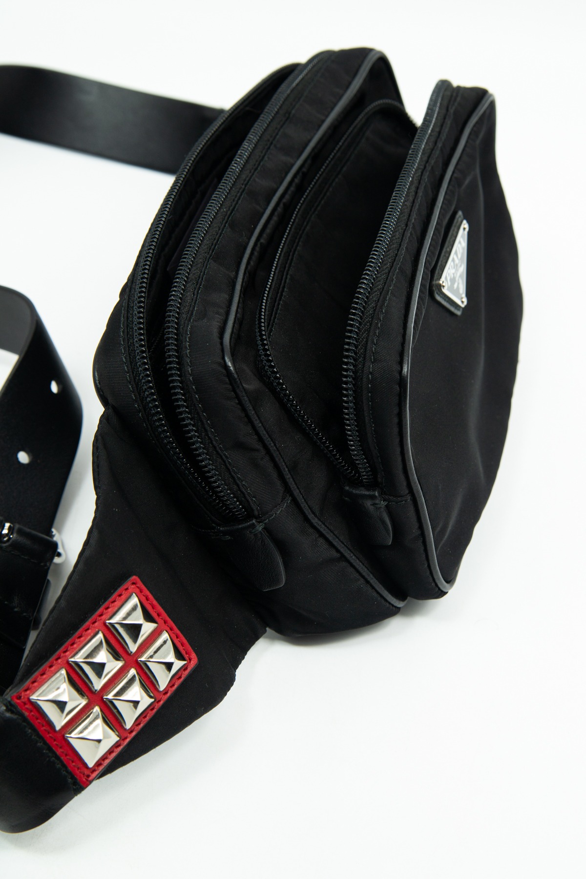Prada Gürteltasche aus Re-Nylon in Schwarz, Silber und Rot