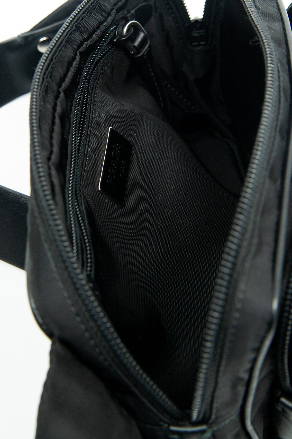 Prada Gürteltasche aus Re-Nylon in Schwarz, Silber und Rot