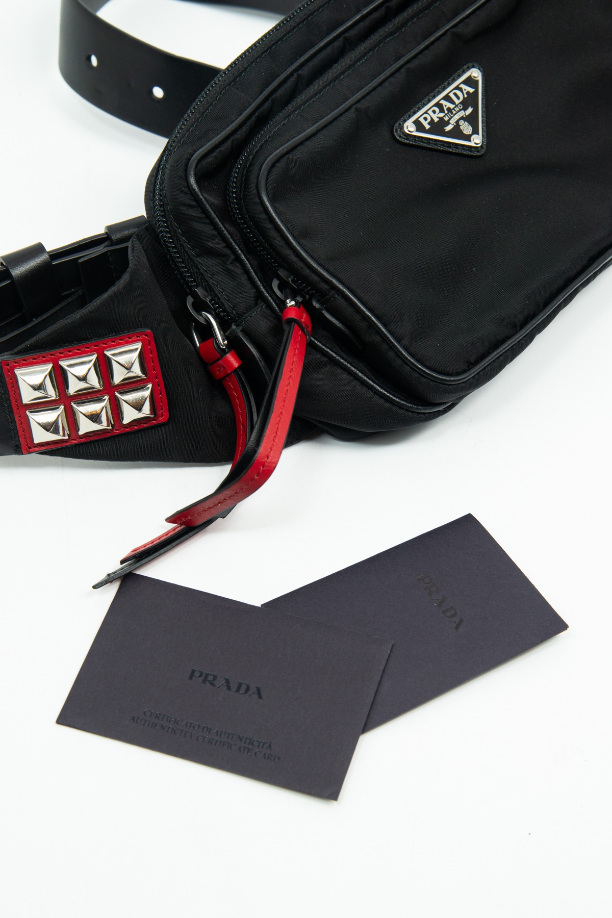 Prada Gürteltasche aus Re-Nylon in Schwarz, Silber und Rot