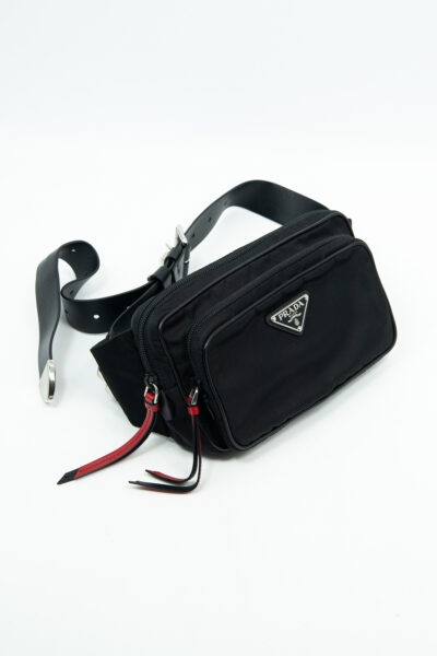 Prada Gürteltasche aus Re-Nylon in Schwarz, Silber und Rot