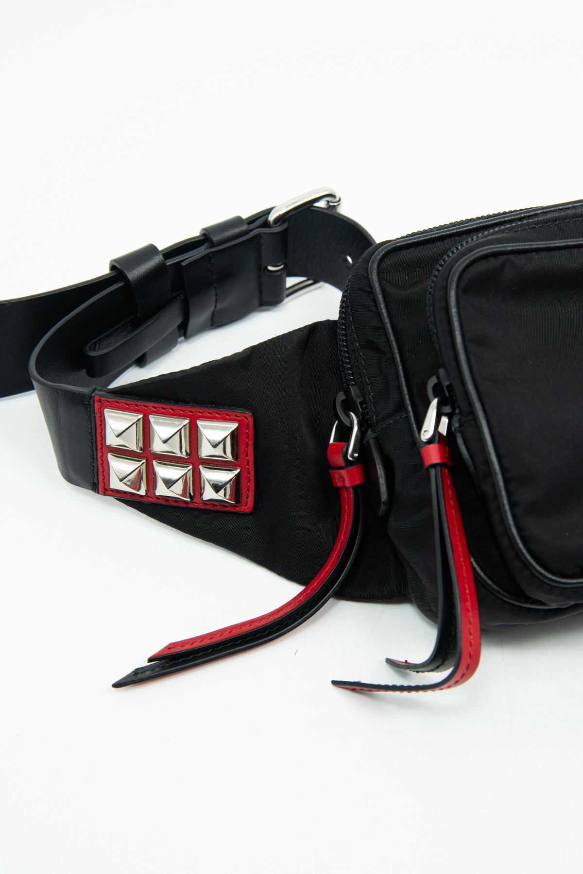 Prada Gürteltasche aus Re-Nylon in Schwarz, Silber und Rot
