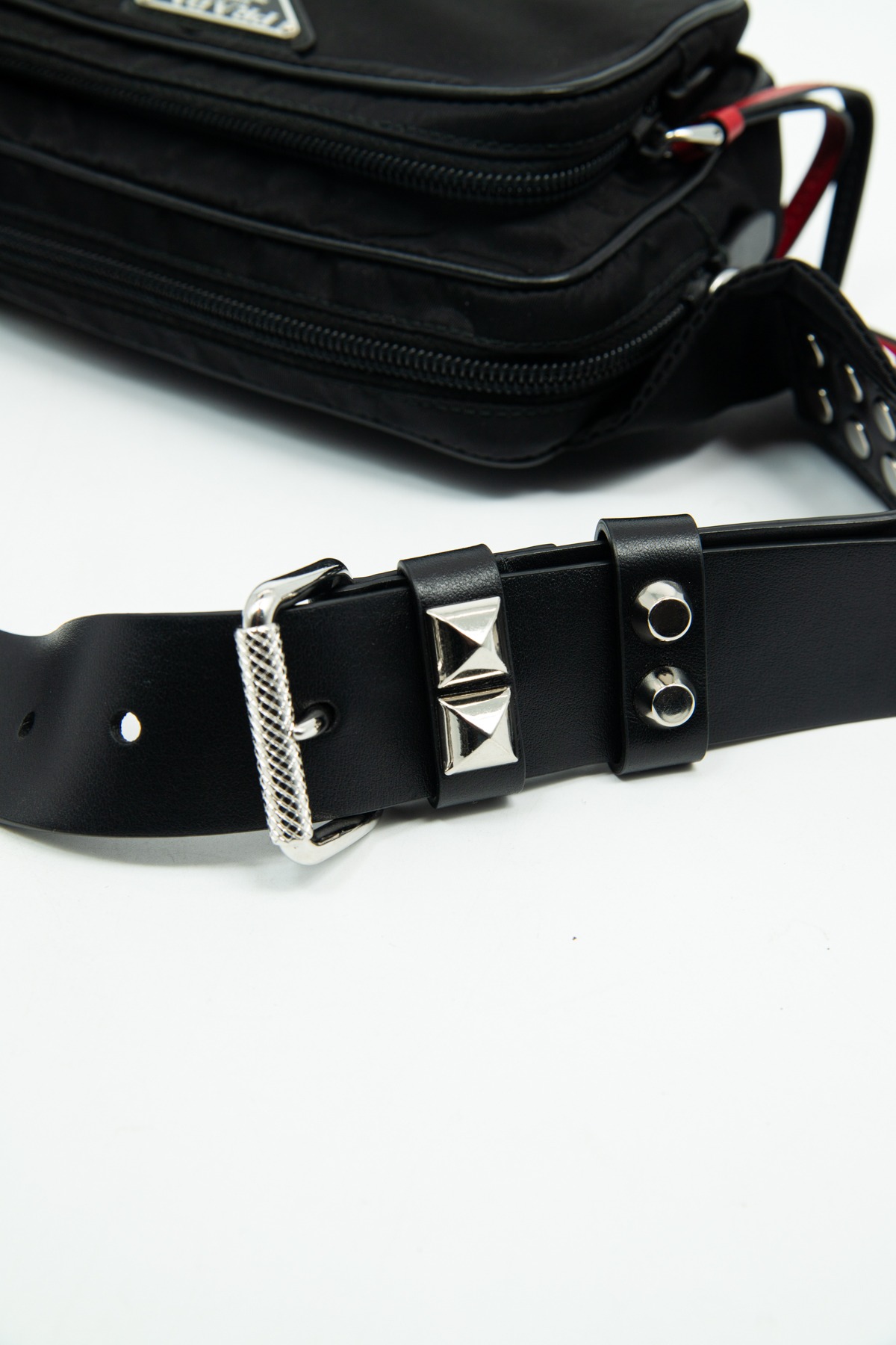 Prada Gürteltasche aus Re-Nylon in Schwarz, Silber und Rot