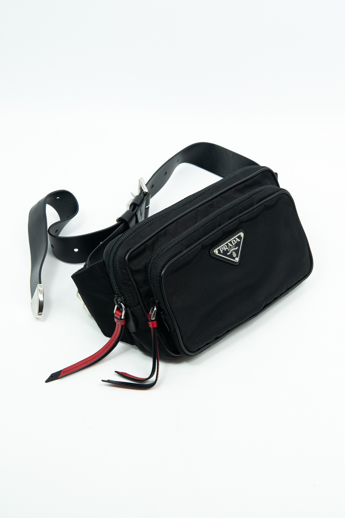 Prada Gürteltasche aus Re-Nylon in Schwarz, Silber und Rot