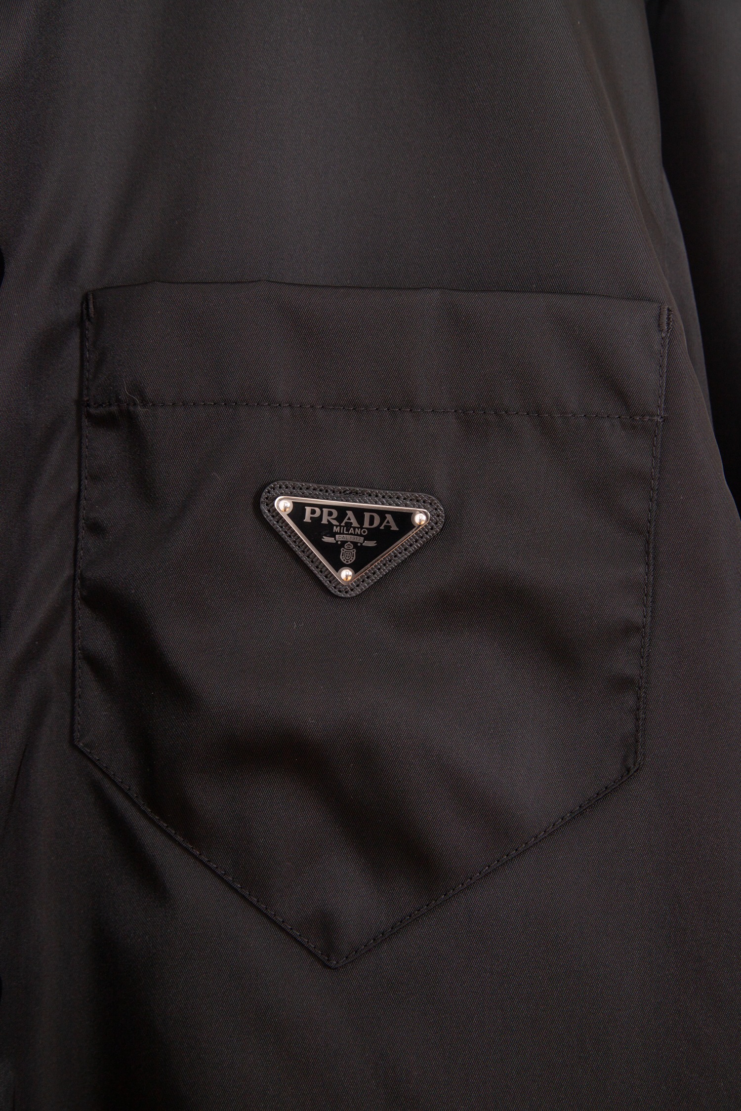 Prada Hemd aus Re-Nylon in Schwarz und Silber