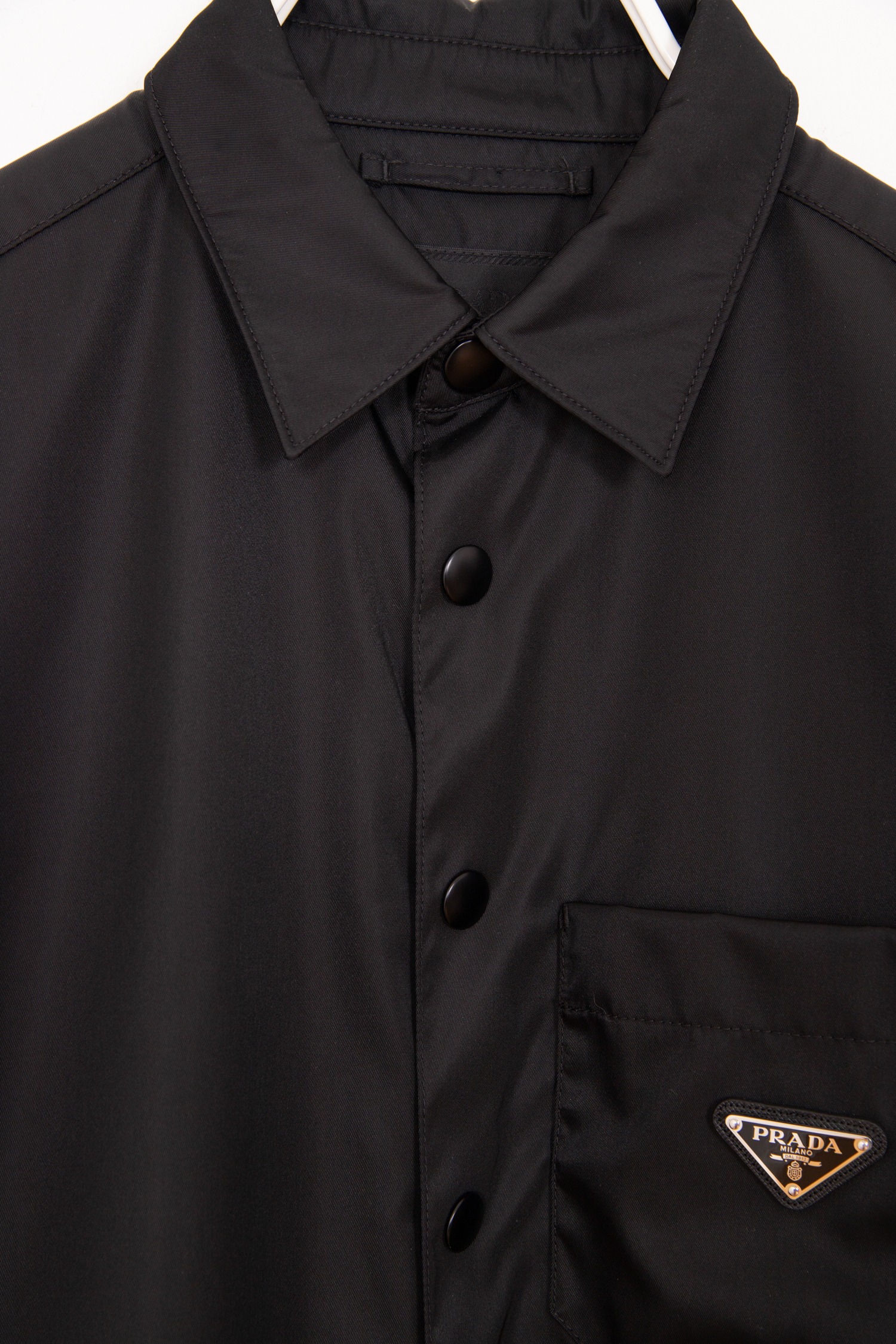 Prada Hemd aus Re-Nylon in Schwarz und Silber