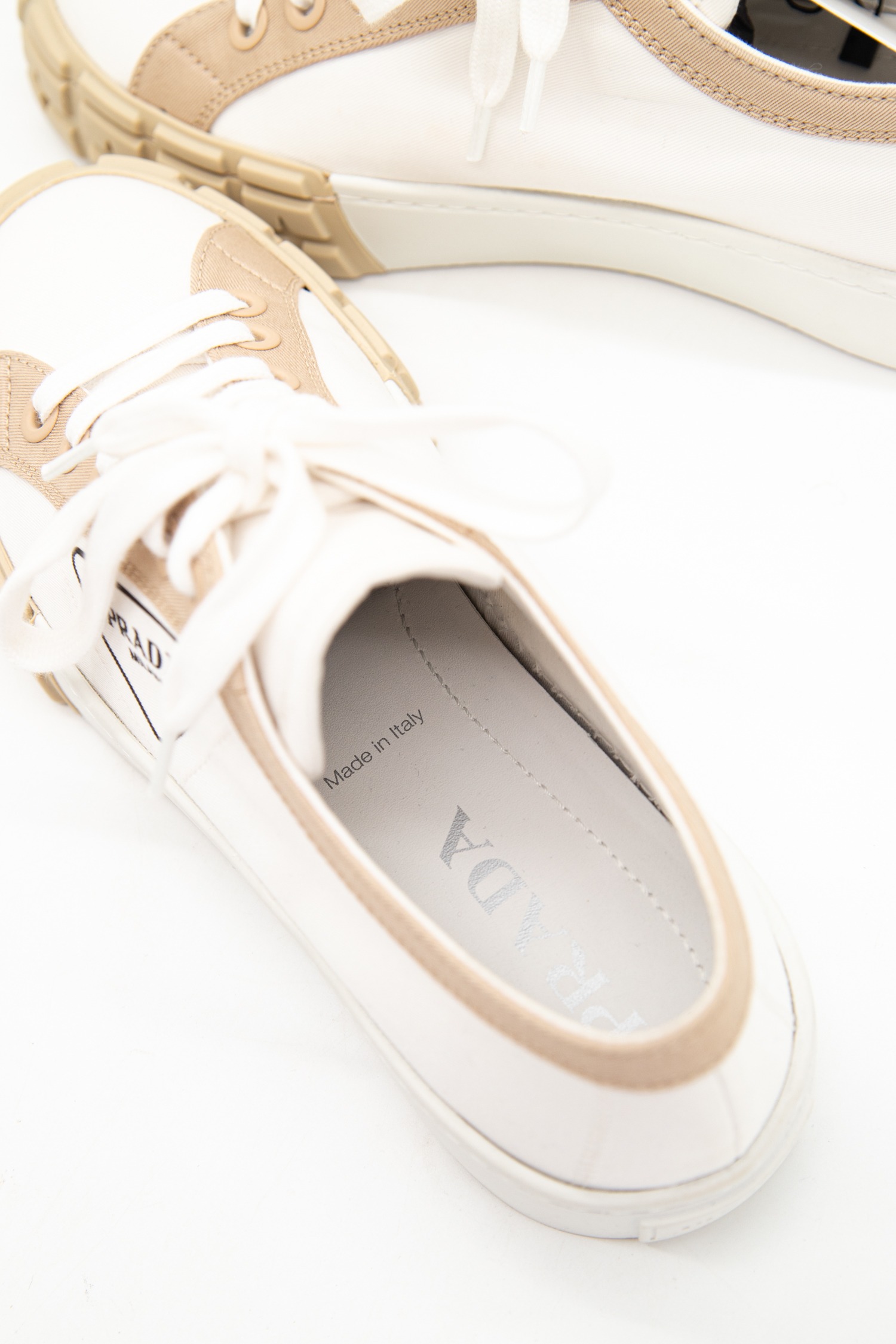 Prada Sneaker in Weiß und Beige