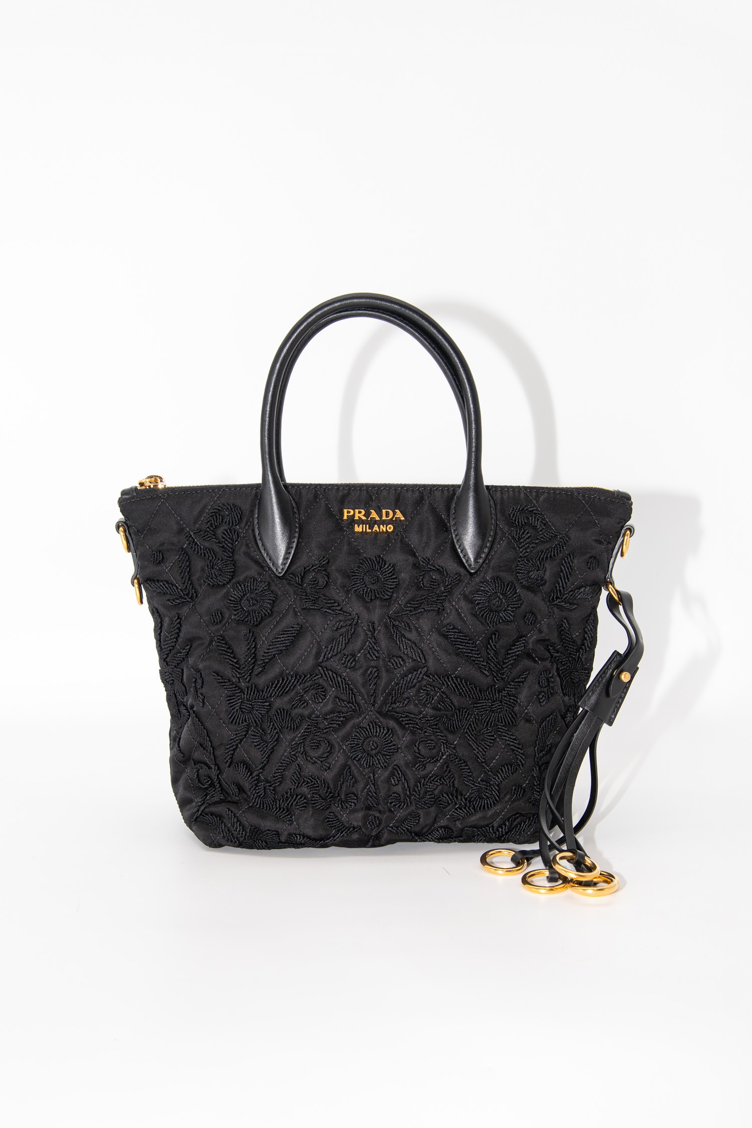 Prada Handtasche mit Blumenstickerei in Schwarz