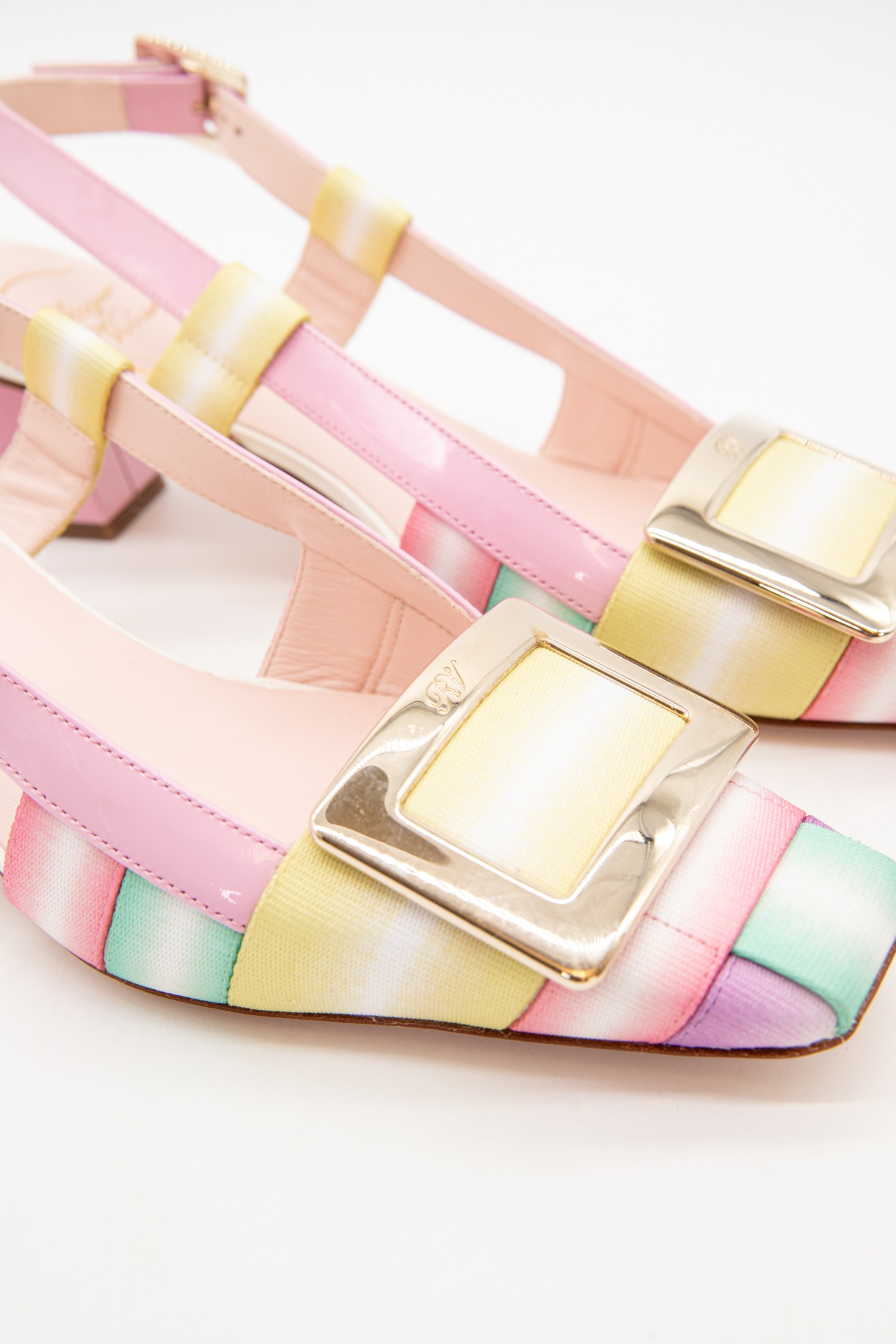 Roger Vivier Pumps mit Flecht-Optik in Rosa, Mint und Gold