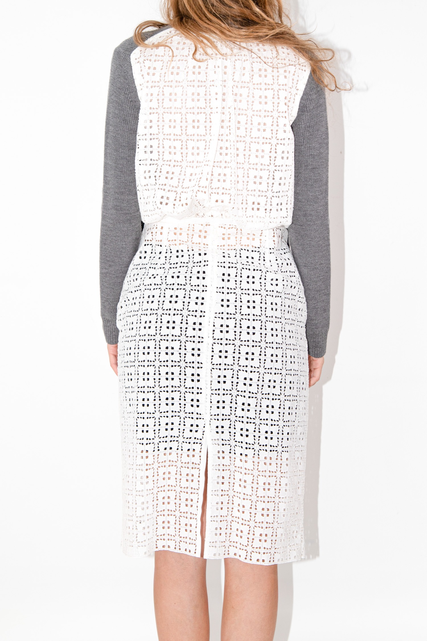 Sacai Midikleid mit Strick und Stickereien in Cremeweiß und Grau