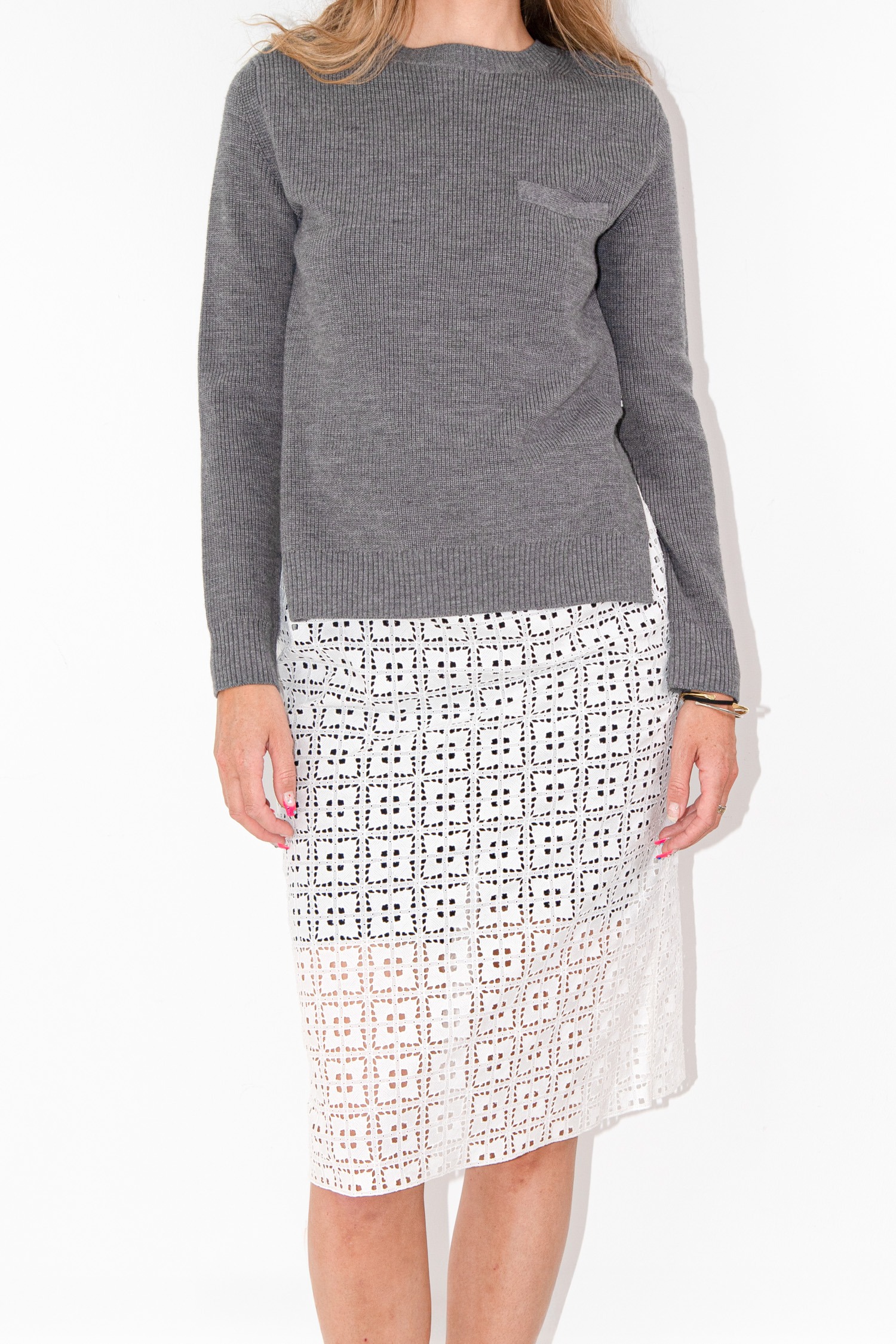 Sacai Midikleid mit Strick und Stickereien in Cremeweiß und Grau
