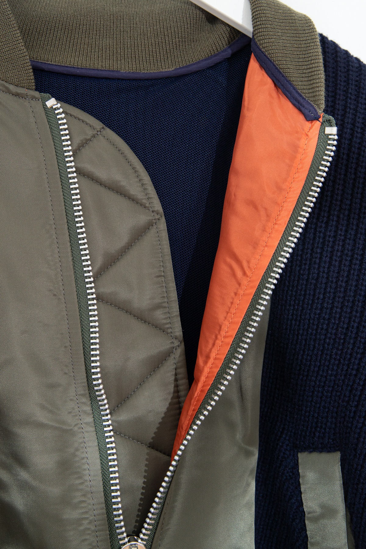 Sacai "Nylon Twill x Knit Blouson" Jacke in Dunkelblau und Oliv