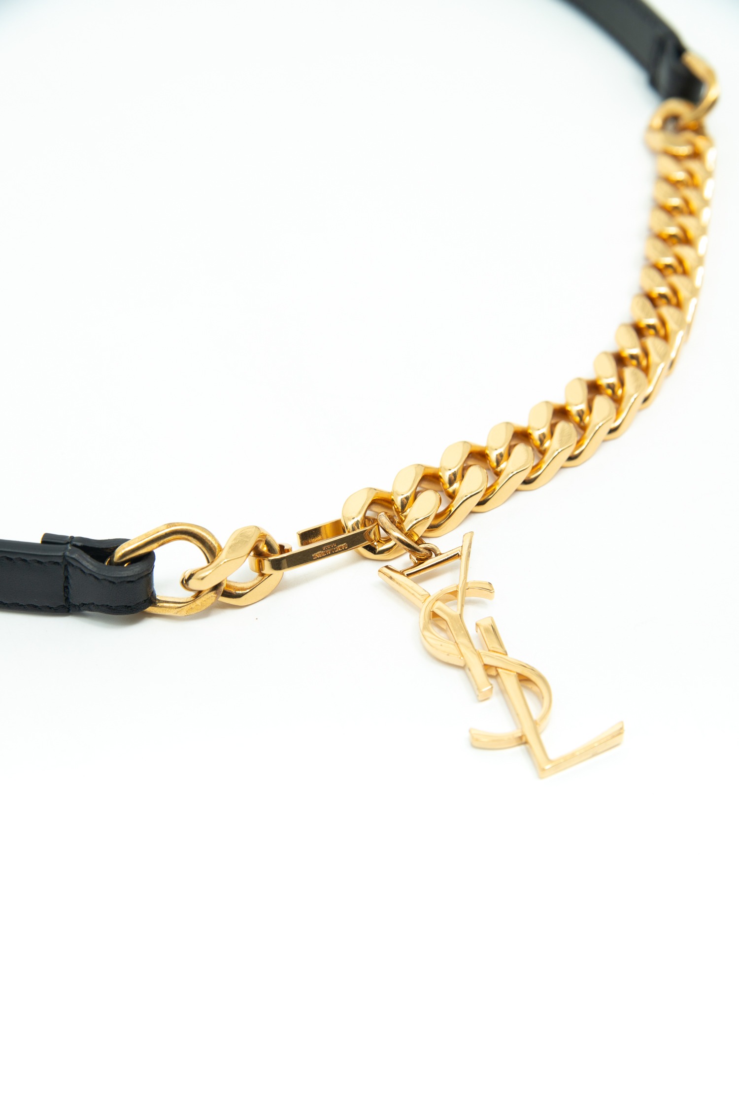 Saint Laurent Taillengürtel mit Logo-Anhänger in Schwarz und Gold