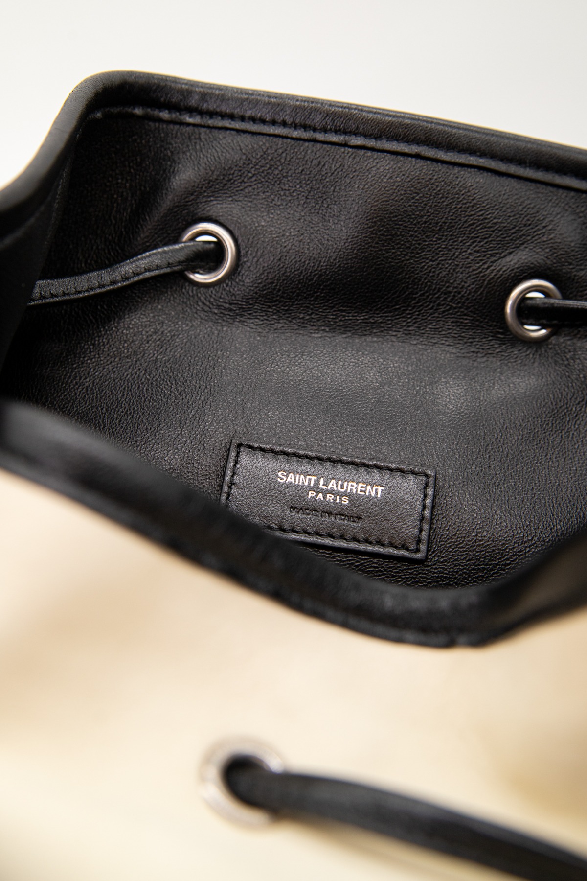Saint Laurent Seesack aus Leder in Weiß