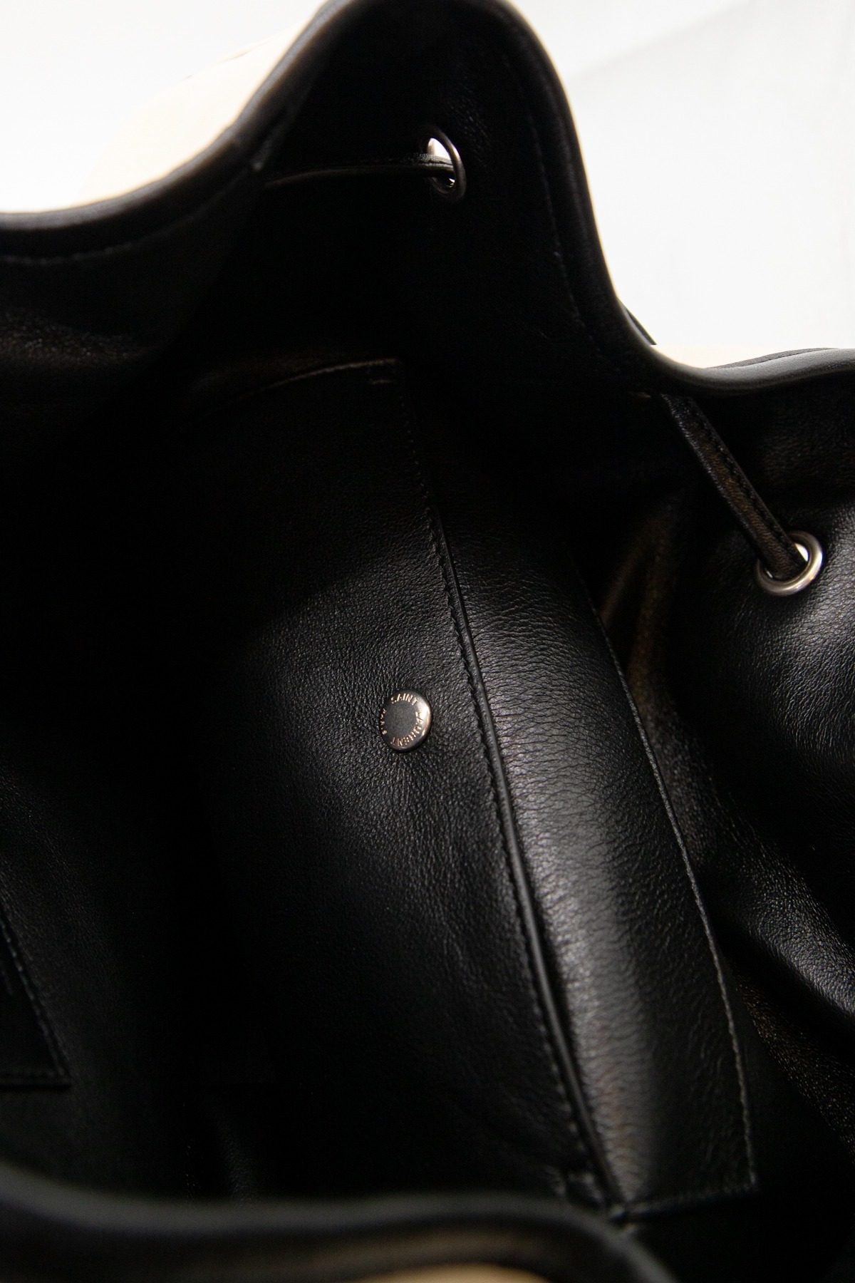 Saint Laurent Seesack aus Leder in Weiß