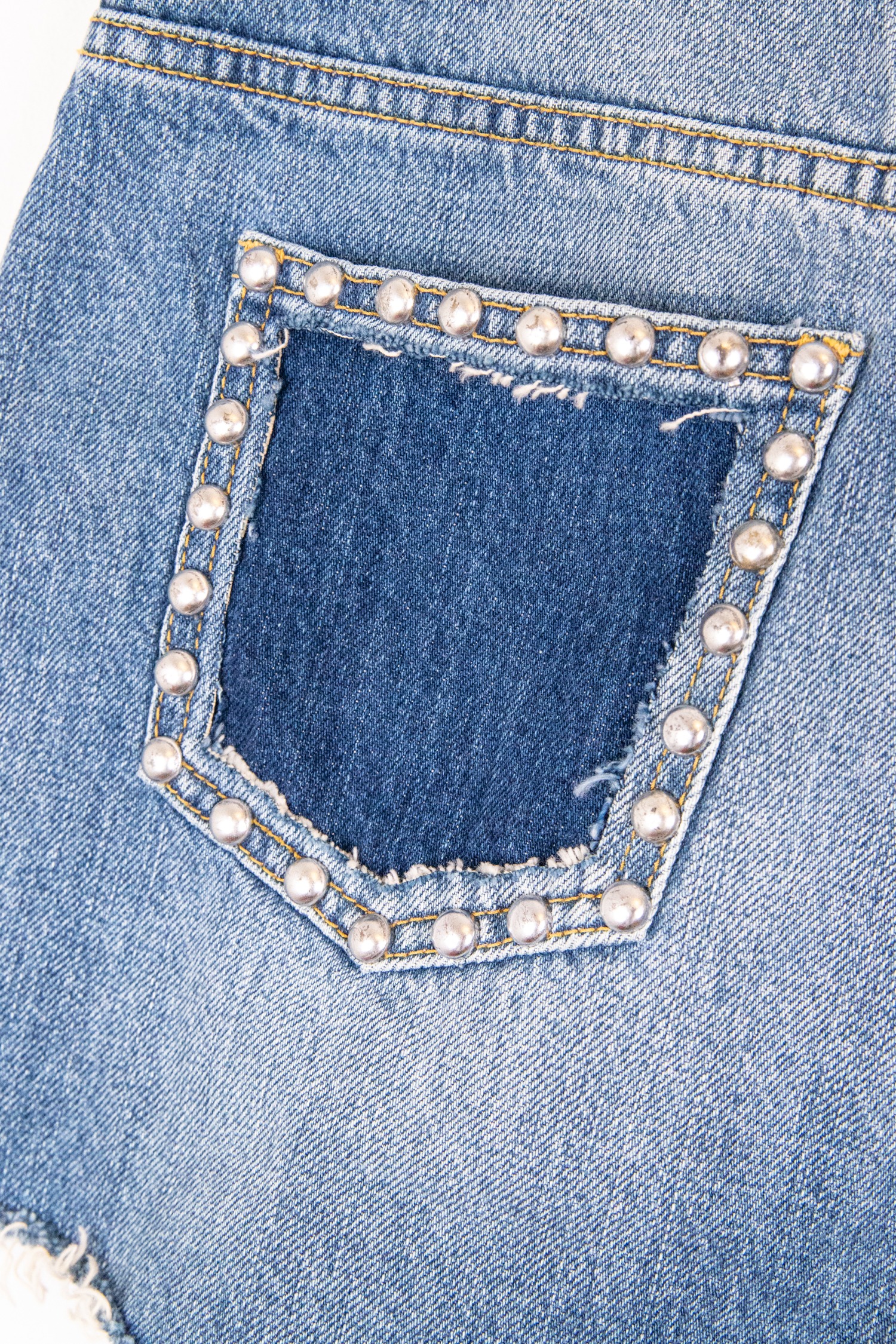 Saint Laurent Jeansshorts mit Nieten in Blau und Silber