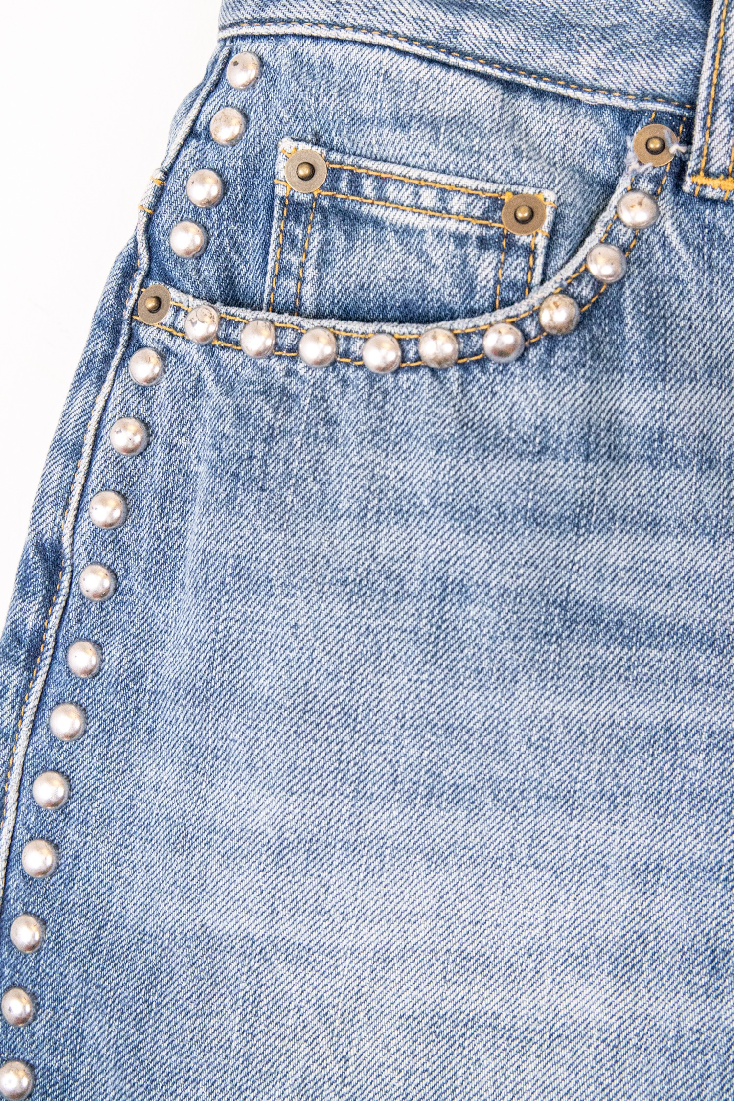 Saint Laurent Jeansshorts mit Nieten in Blau und Silber