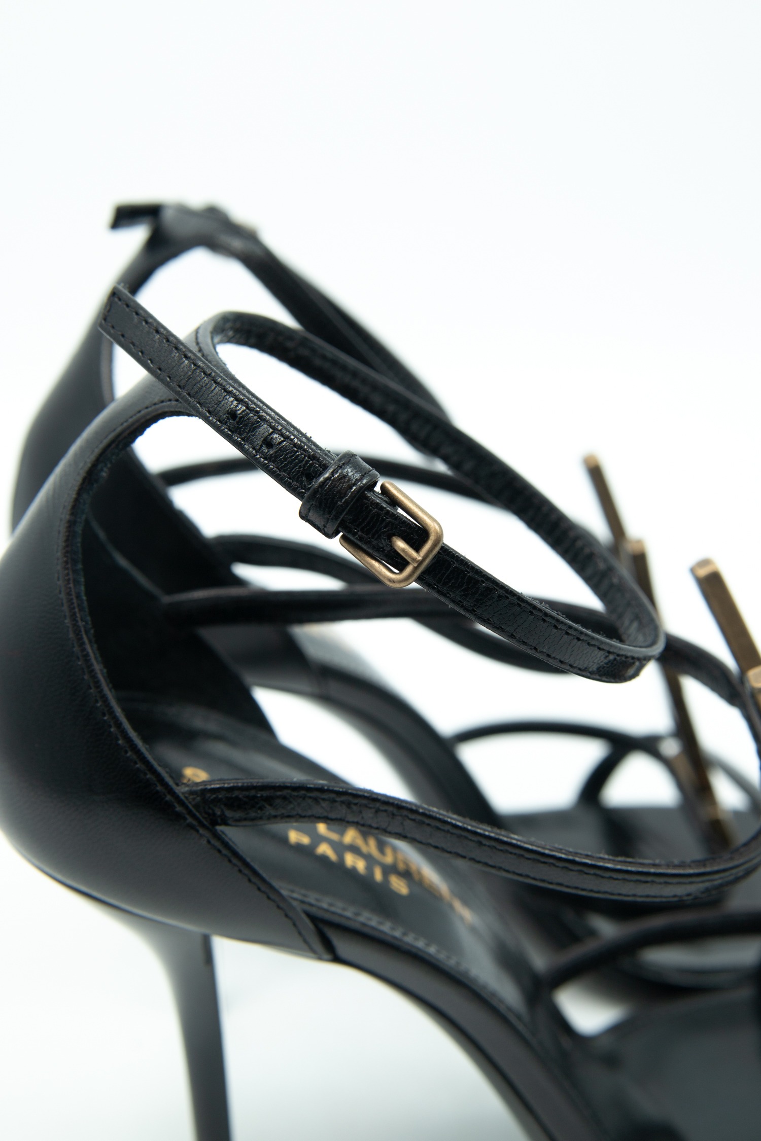Saint Laurent "Cassandre 100" Sandaletten in Schwarz und Gold