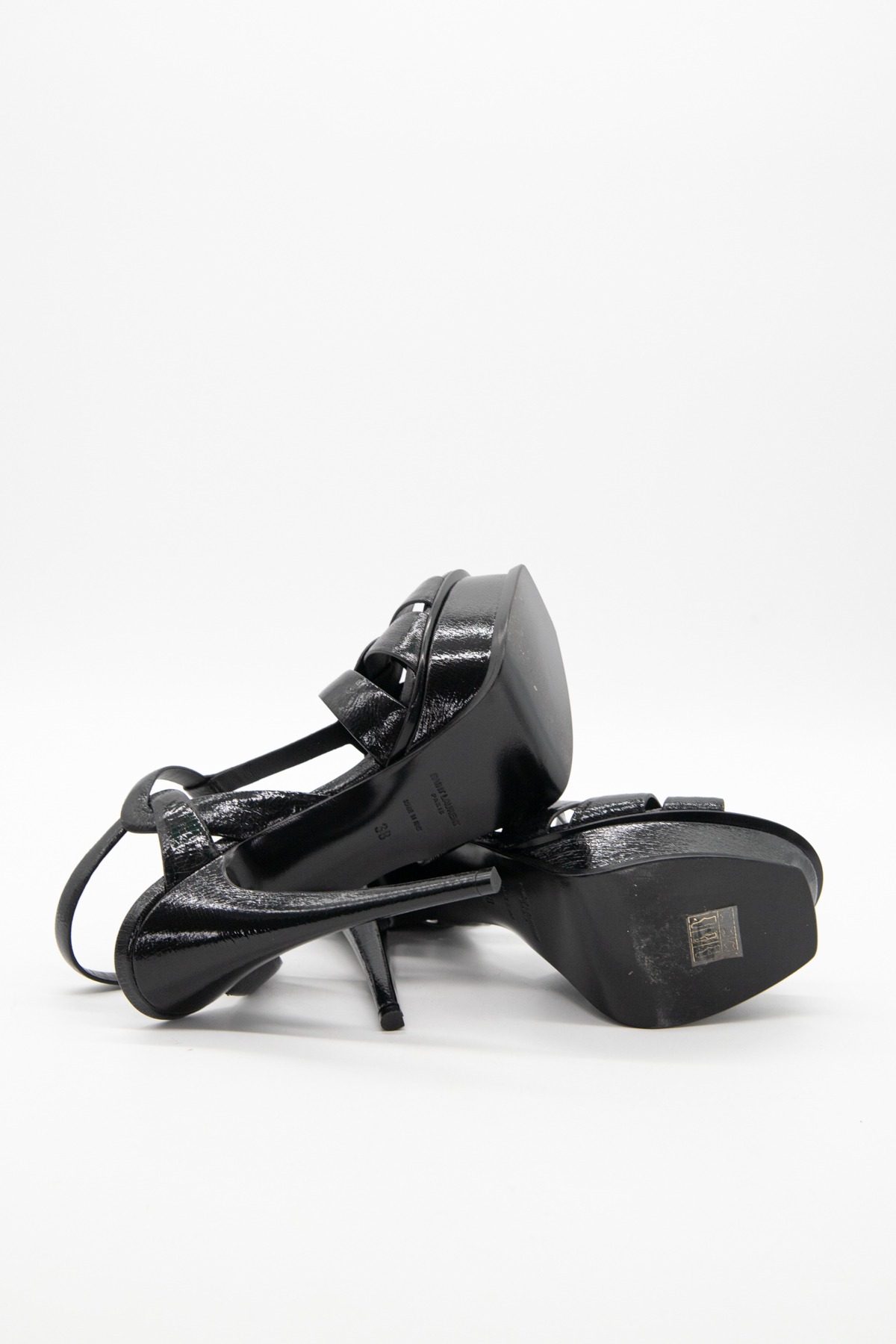 Saint Laurent "Tribute" Plateausandalen aus Lackleder in Schwarz