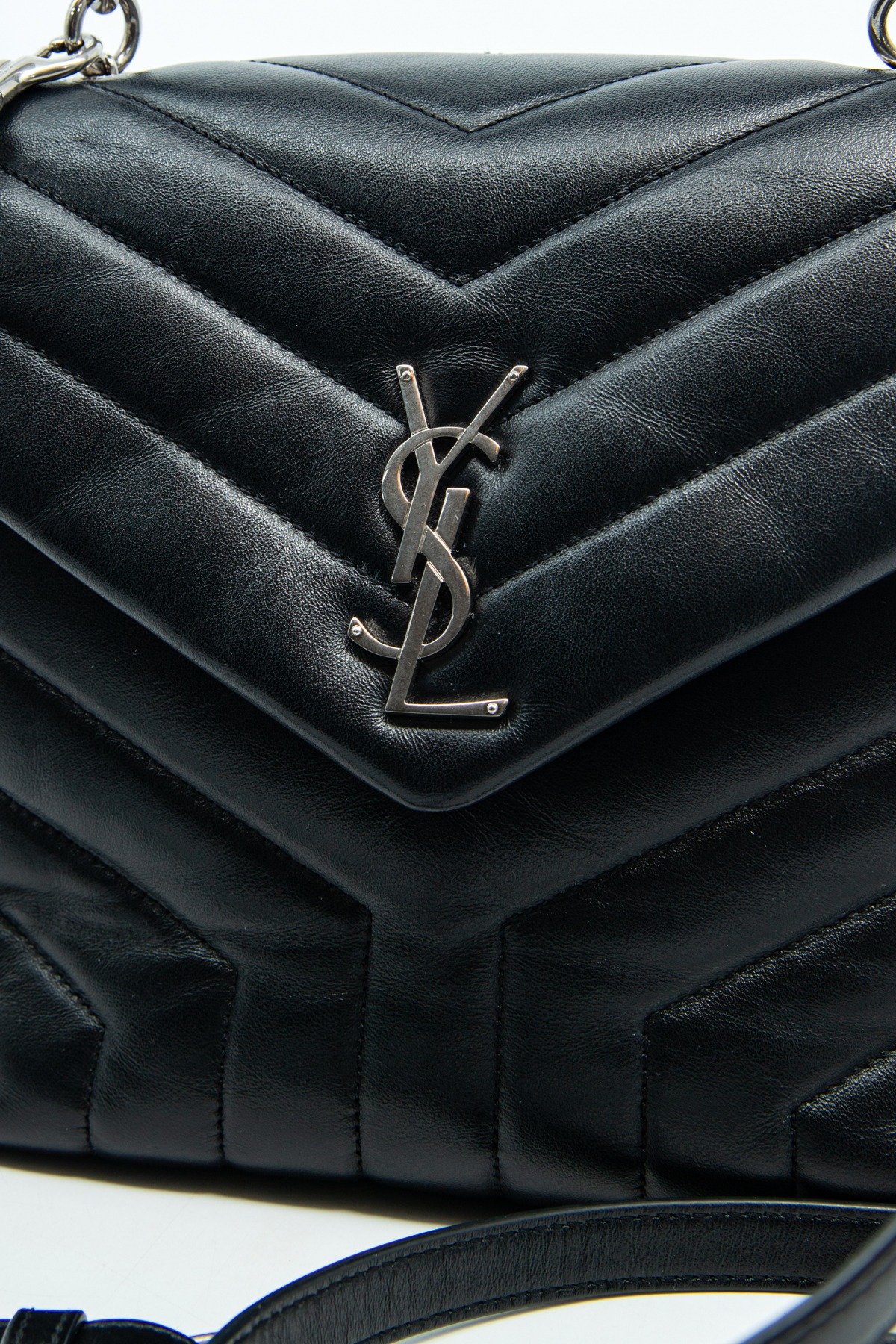 Saint Laurent "Lou Lou Top Handle" Handtasche in Schwarz und Silber