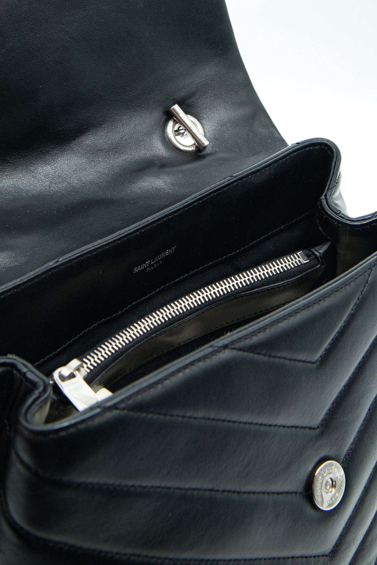 Saint Laurent "Lou Lou Top Handle" Handtasche in Schwarz und Silber
