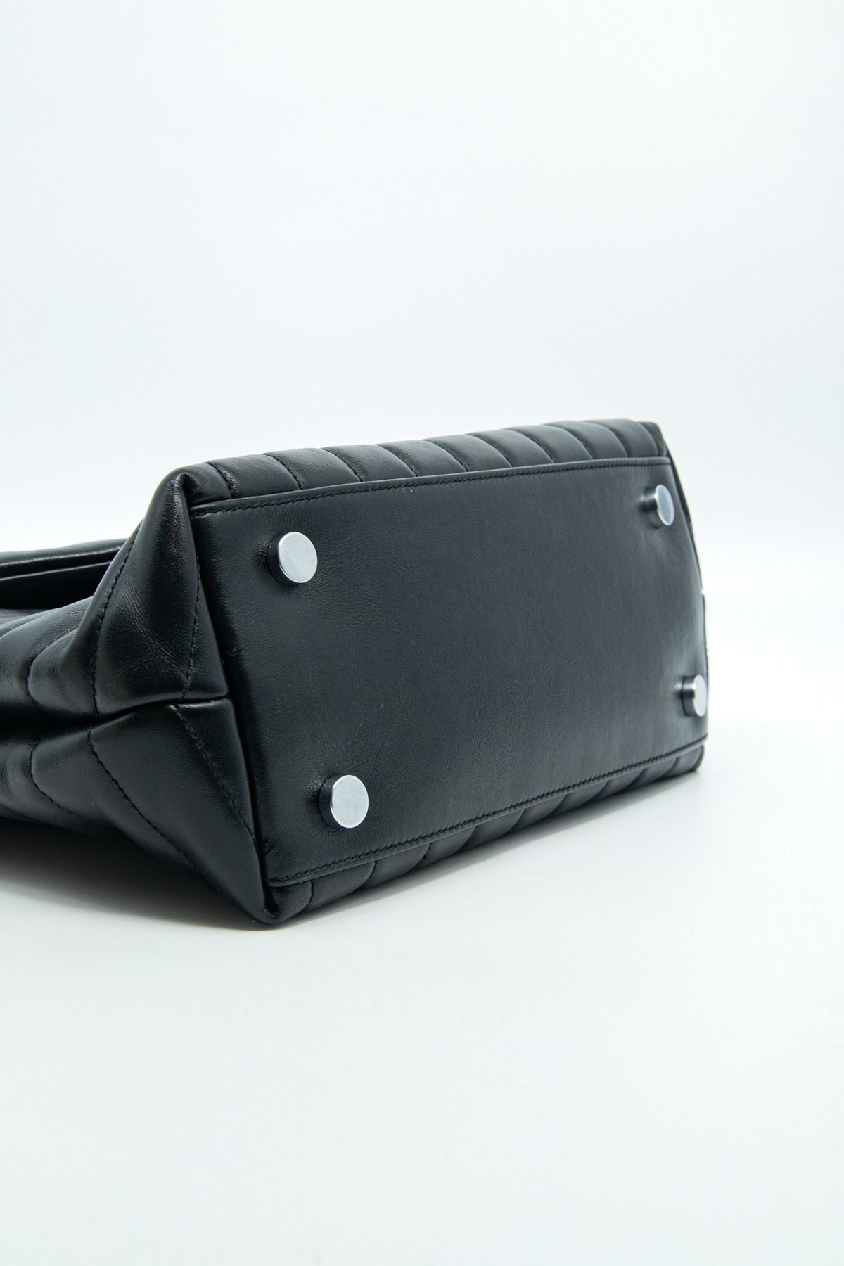 Saint Laurent "Lou Lou Top Handle" Handtasche in Schwarz und Silber