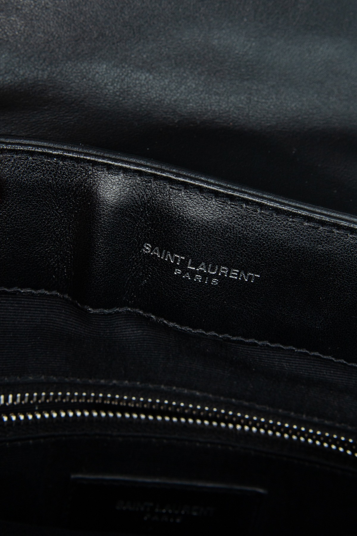 Saint Laurent "Lou Lou Top Handle" Handtasche in Schwarz und Silber