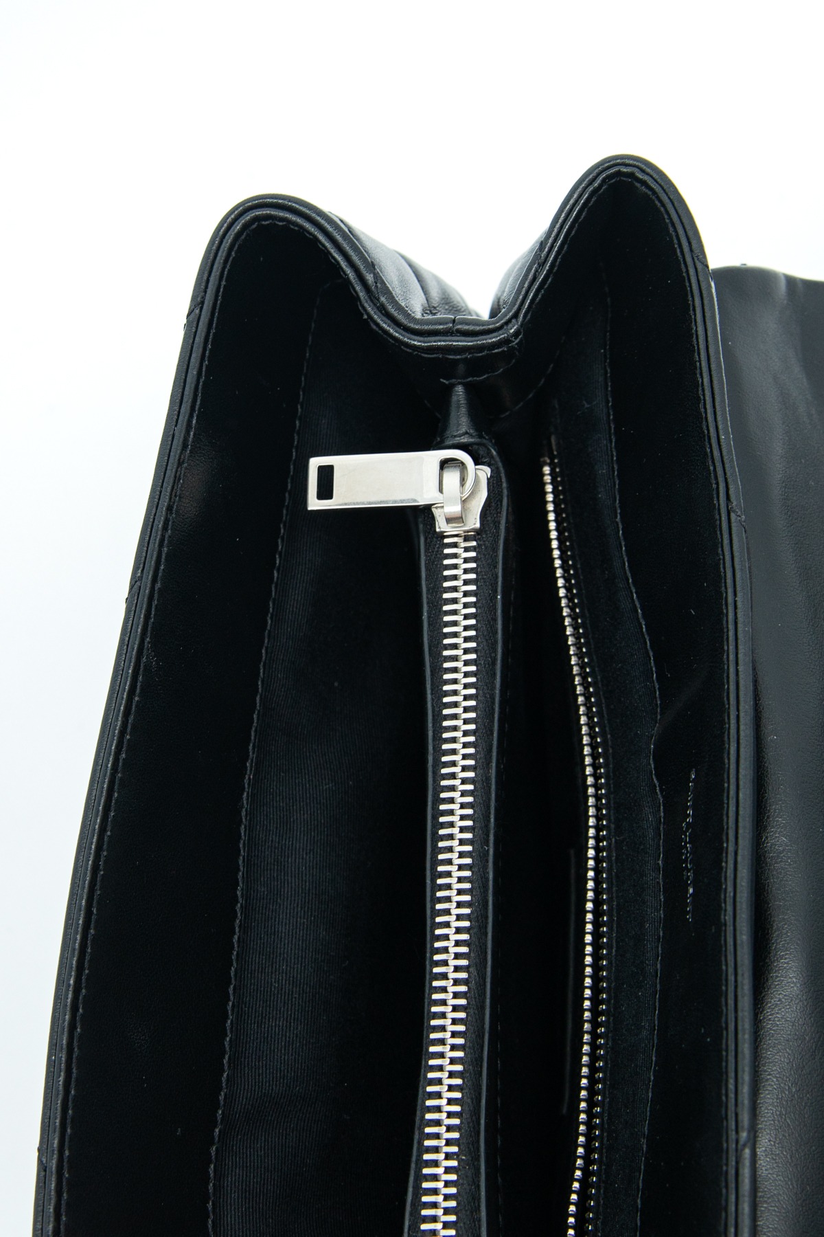 Saint Laurent "Lou Lou Top Handle" Handtasche in Schwarz und Silber