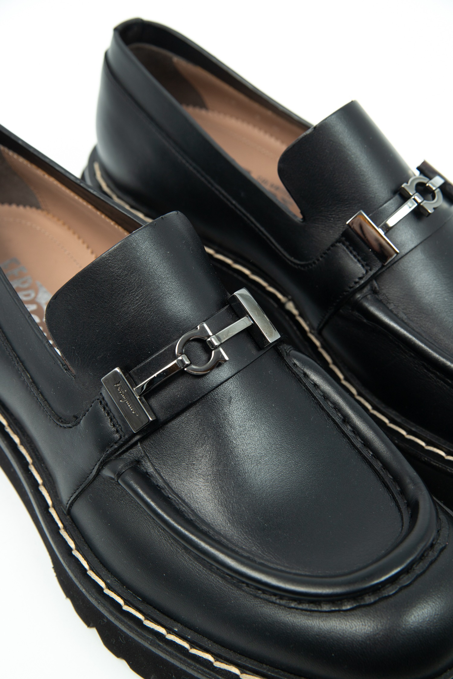 Salvatore Ferragamo "Ignazio" Loafer in Schwarz und Silber