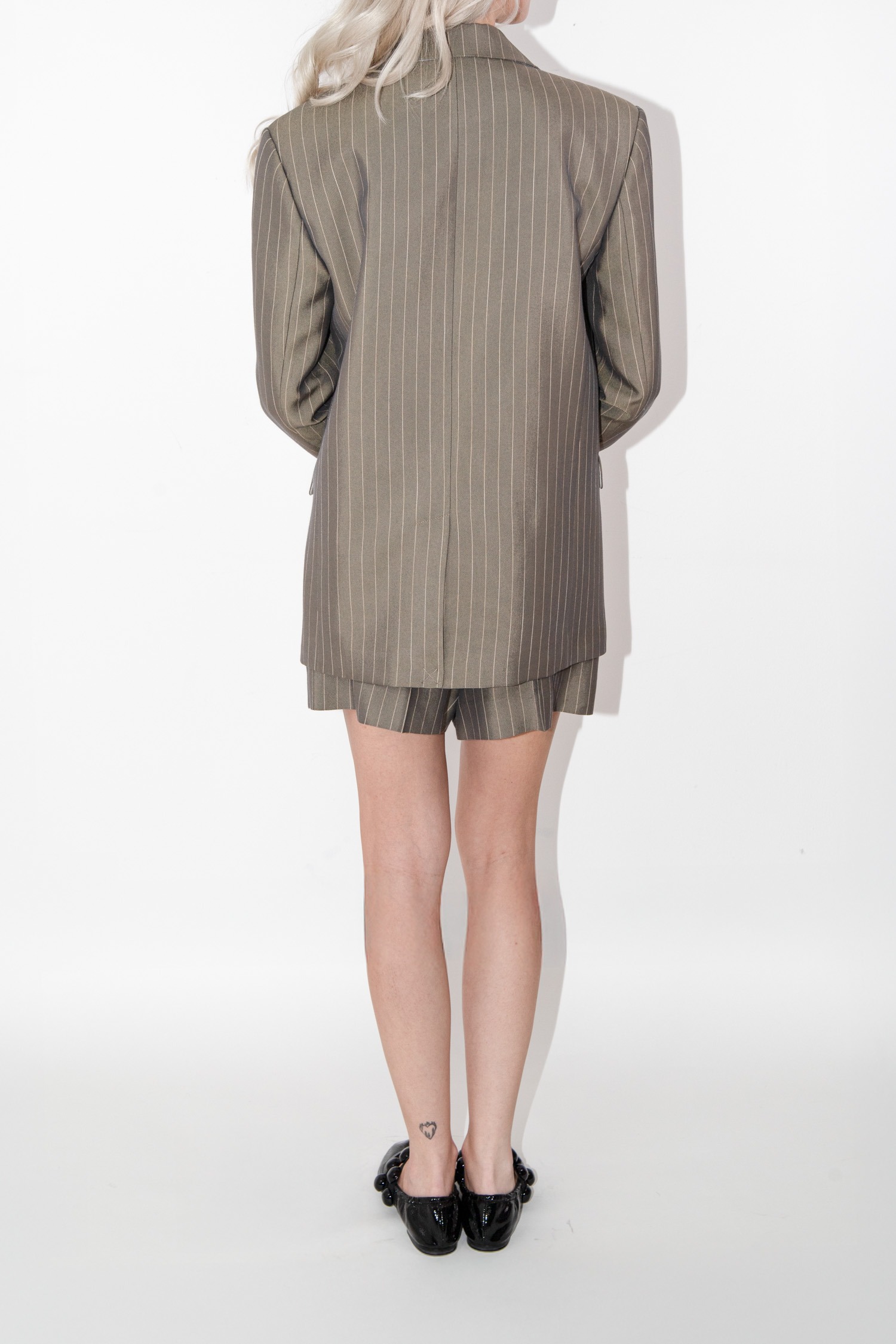 Sandro "Yuna" Set aus Blazer und Shorts mit Nadelstreifen in Khaki