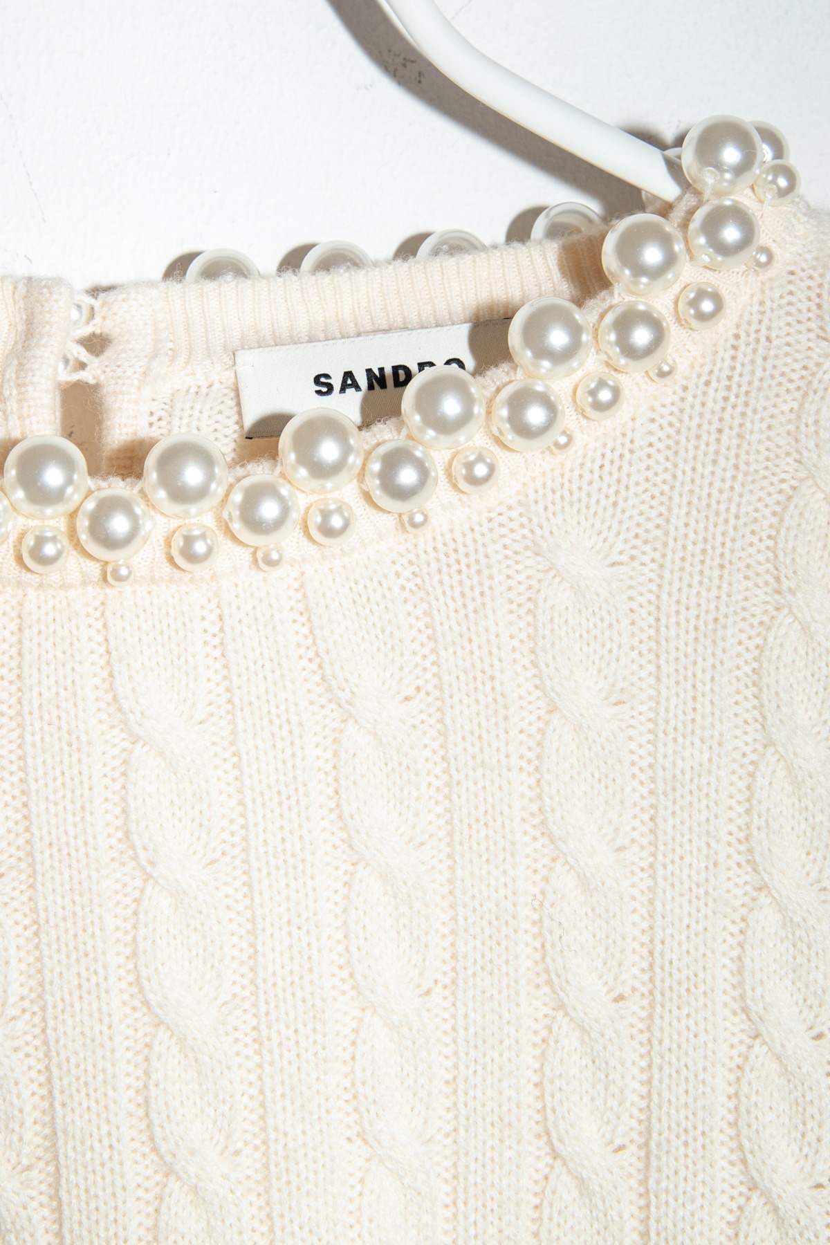 Sandro Kurzarm-Pullover mit Zopfstrickmuster und Perlen in Ecru