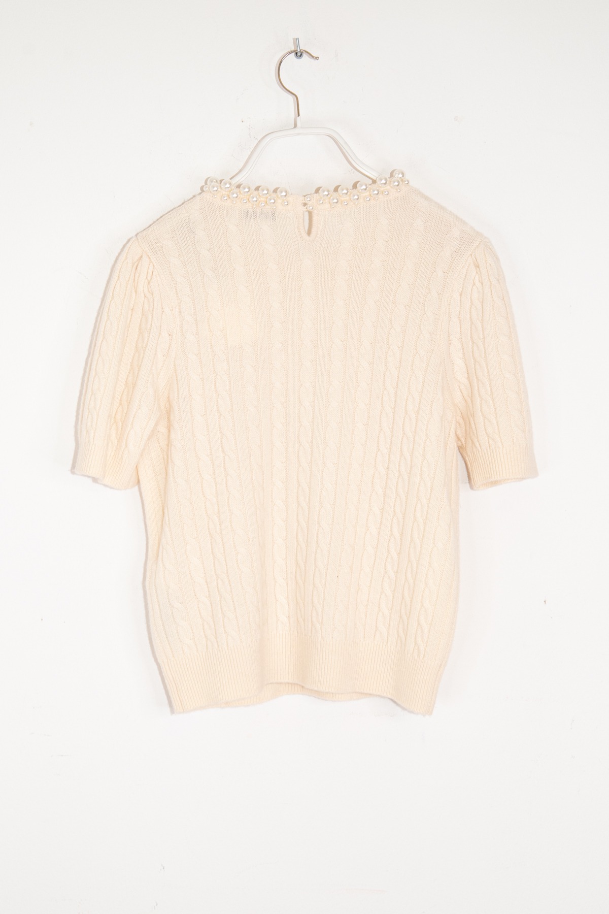 Sandro Kurzarm-Pullover mit Zopfstrickmuster und Perlen in Ecru