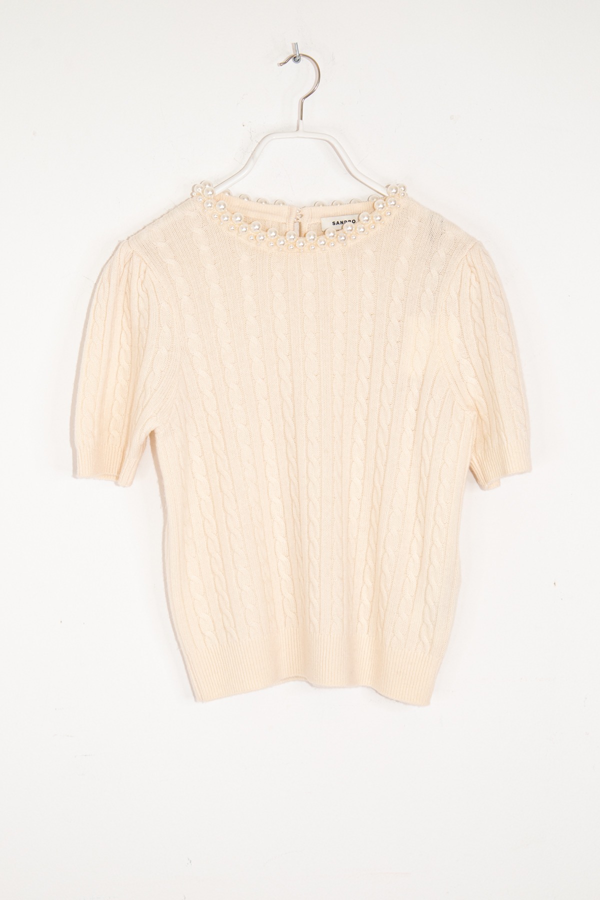 Sandro Kurzarm-Pullover mit Zopfstrickmuster und Perlen in Ecru