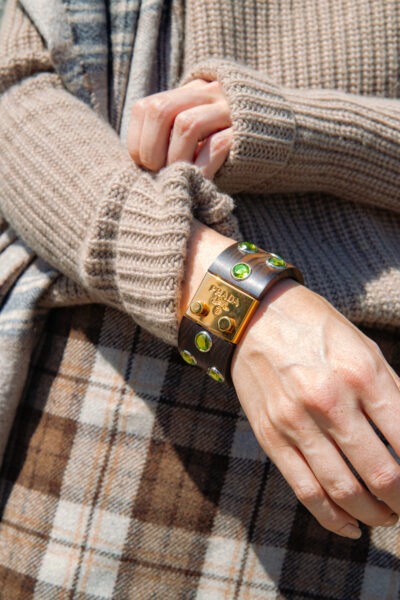 Prada Vintage Armreif aus Holz in Braun, Gold und Grün