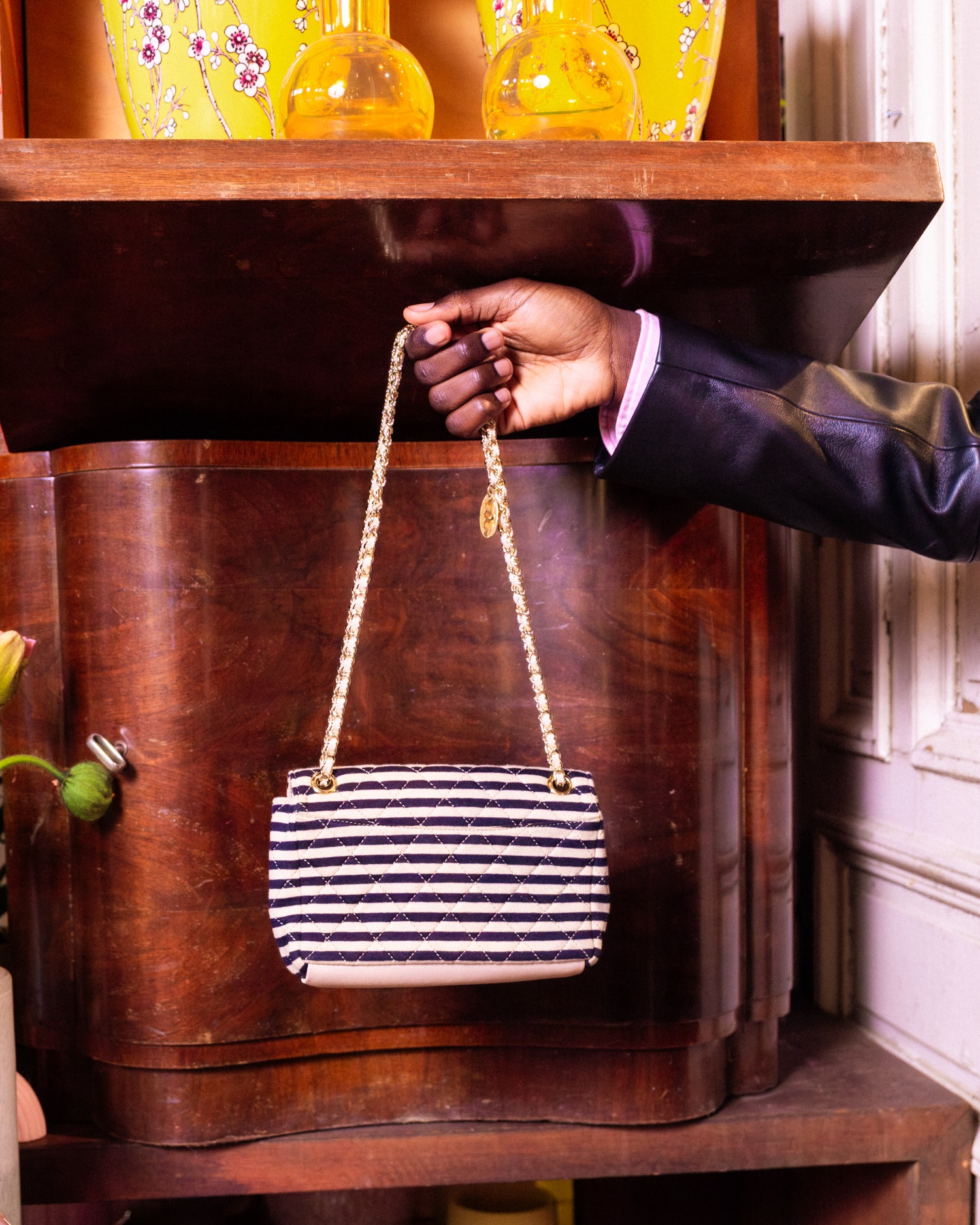 Chanel Schultertasche mit Streifenmuster in Beige und Schwarz