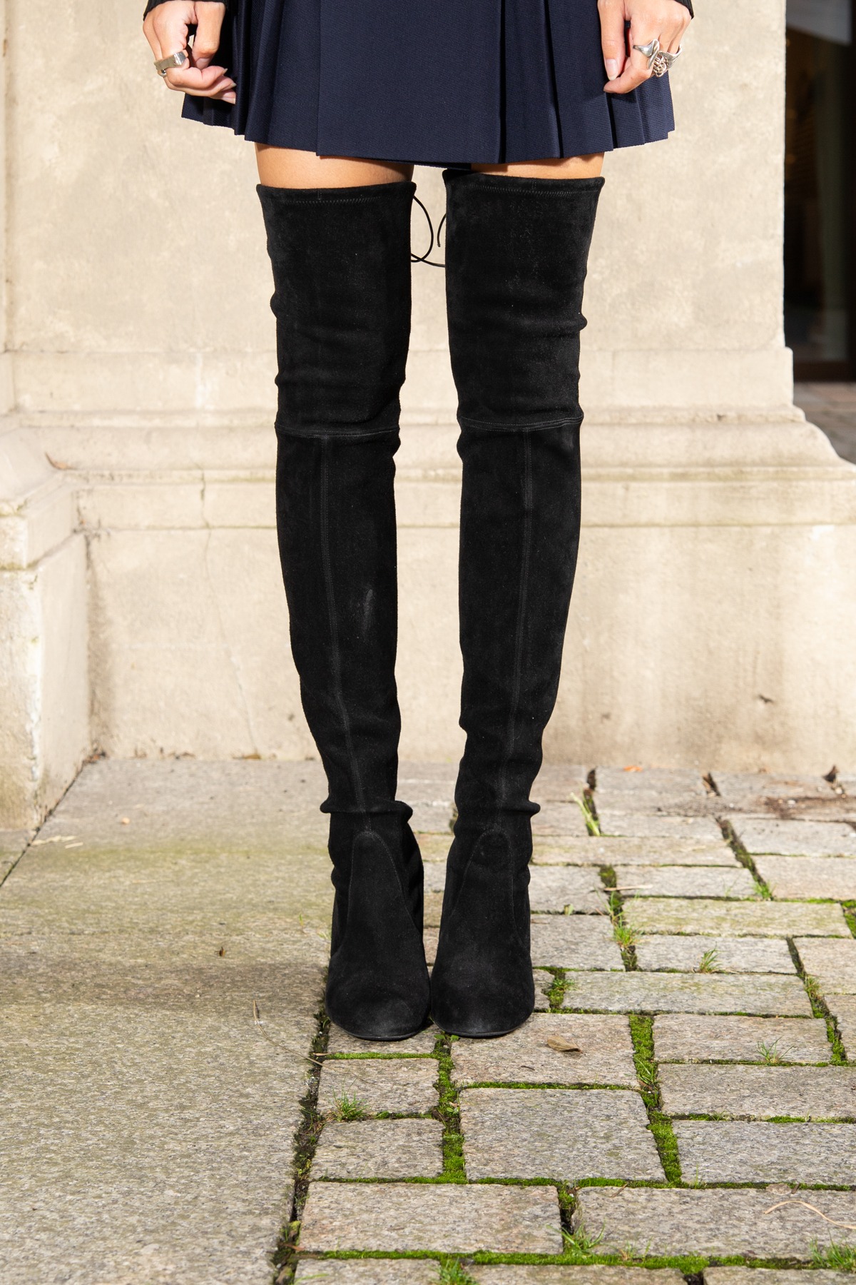 Stuart Weitzmann Overknee-Stiefel aus Velorsleder in Schwarz