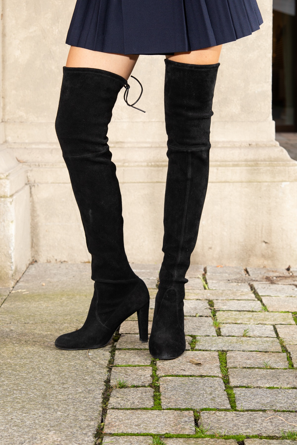Stuart Weitzmann Overknee-Stiefel aus Velorsleder in Schwarz