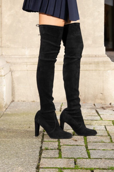 Stuart Weitzmann Overknee-Stiefel aus Velorsleder in Schwarz