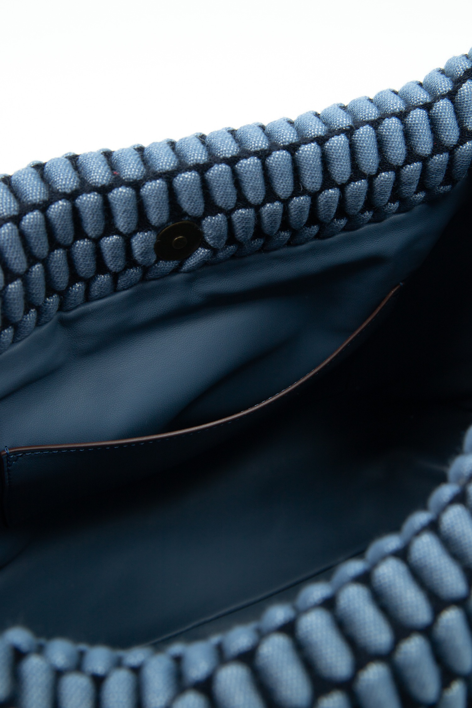 Tissa Fontaneda "Tango" Handtasche mit Bubble-Struktur in Blau