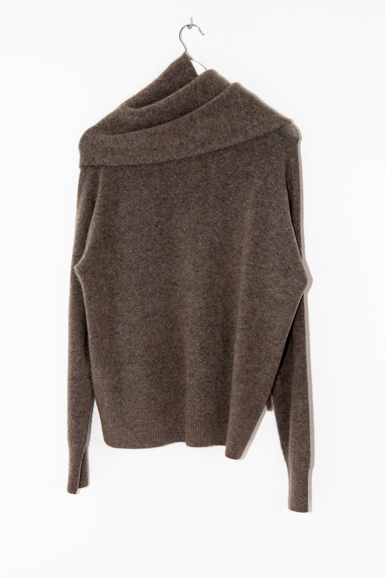 Totême "Draped Scarf Knit" Pullover mit Schal in Braun